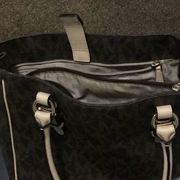 Michael Kors handbag - Picture 3 of 3